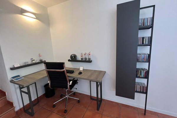 salon aménagé avec le coin bureau