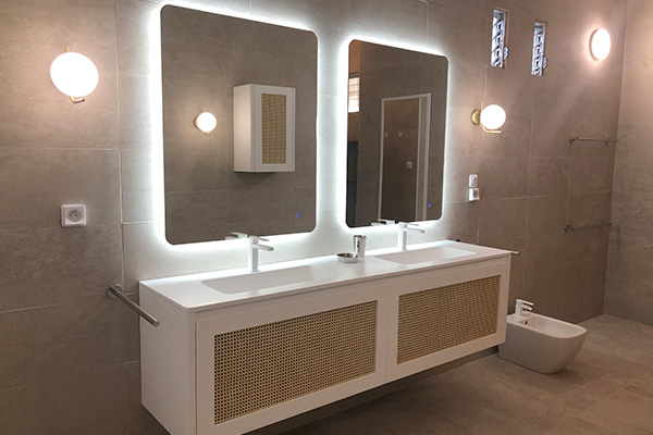 Photo grande salle de bain design